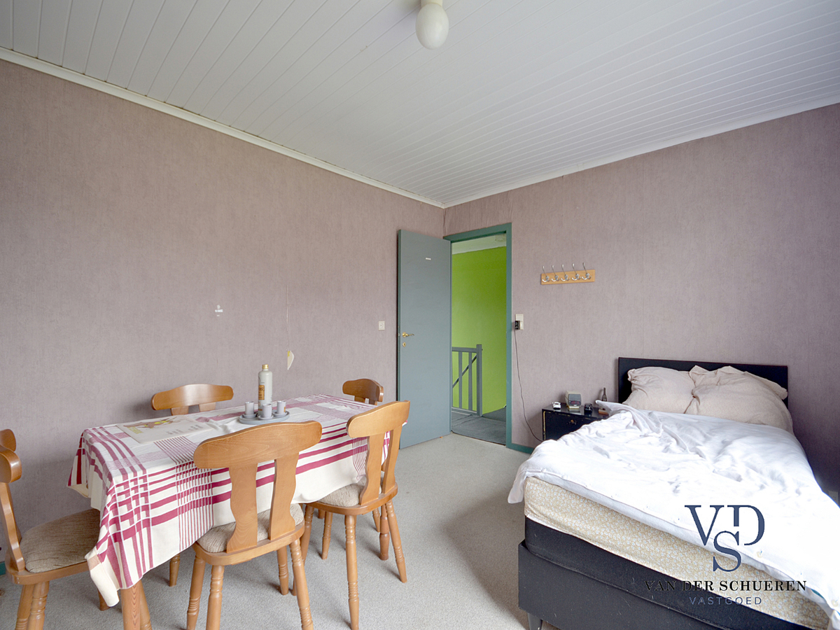 Zeer ruime, te renoveren woning (met enkele garage). Goed gelegen. 