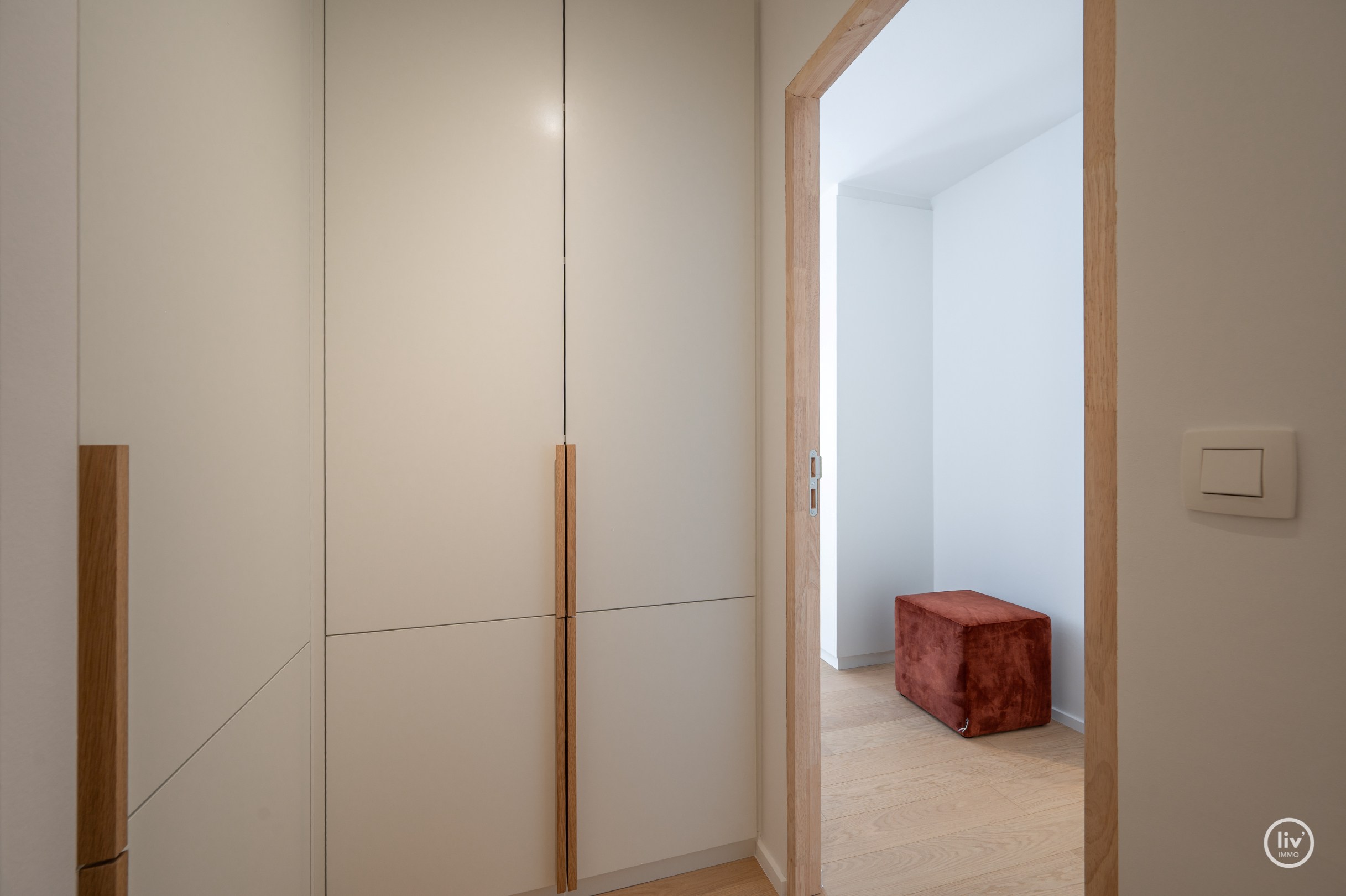 Magnifique appartement en duplex avec une largeur exceptionnelle de façade de 18 mètres et une terrasse généreuse orientée au sud offrant une vue dégagée sur l'arrière-pays de Knokke, à seulement 100 