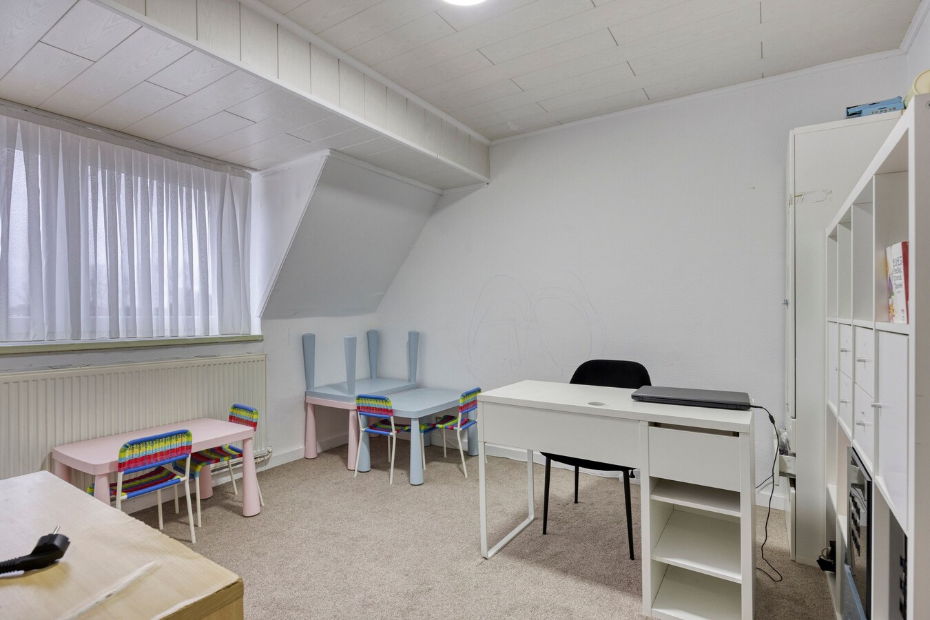 Woning met vergunde loods (300 m² x 2) en bijgebouw (50,50 m²). 