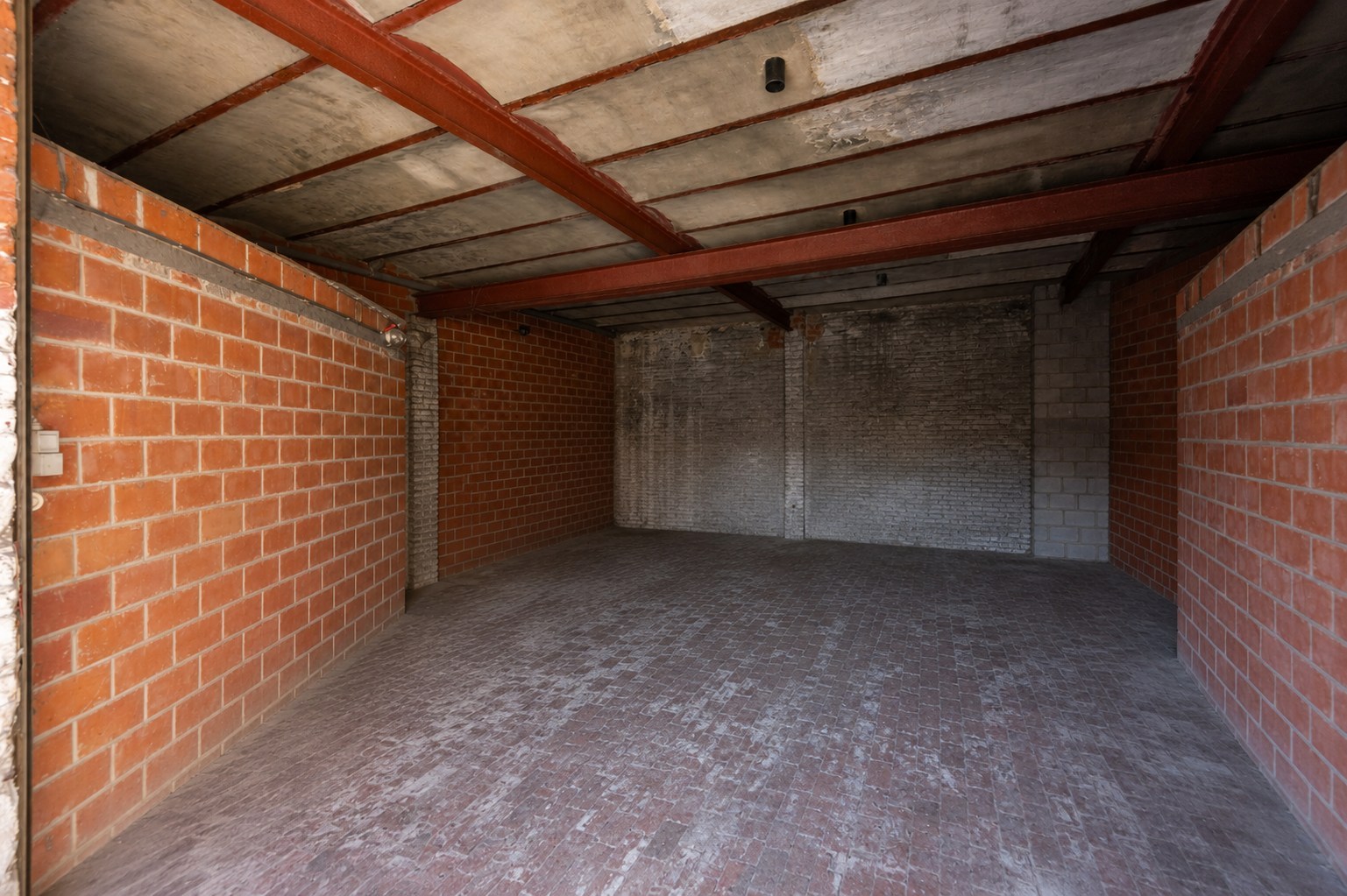 Afgesloten loods inclusief twee afgeslopen garageboxen 