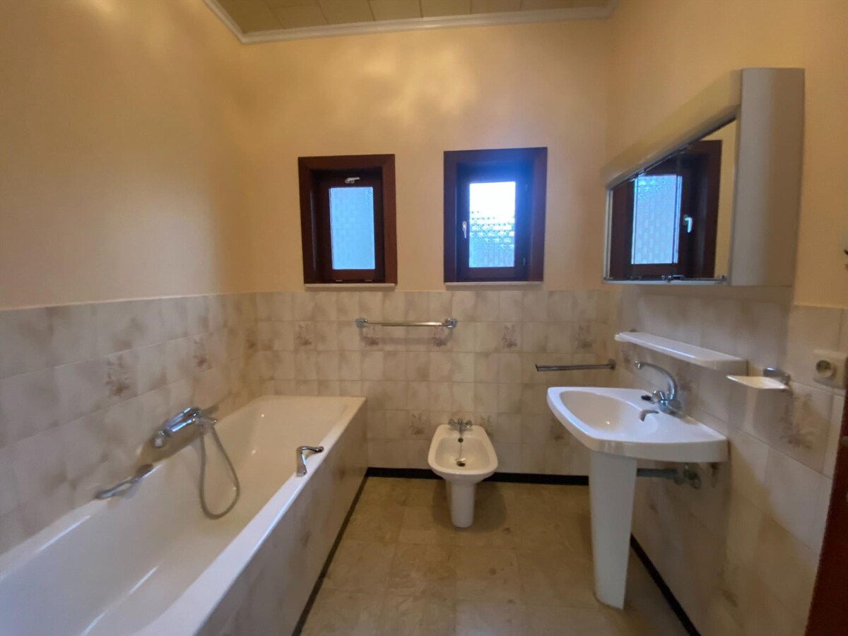 Verrassend ruime woning in het centrum van merkem 