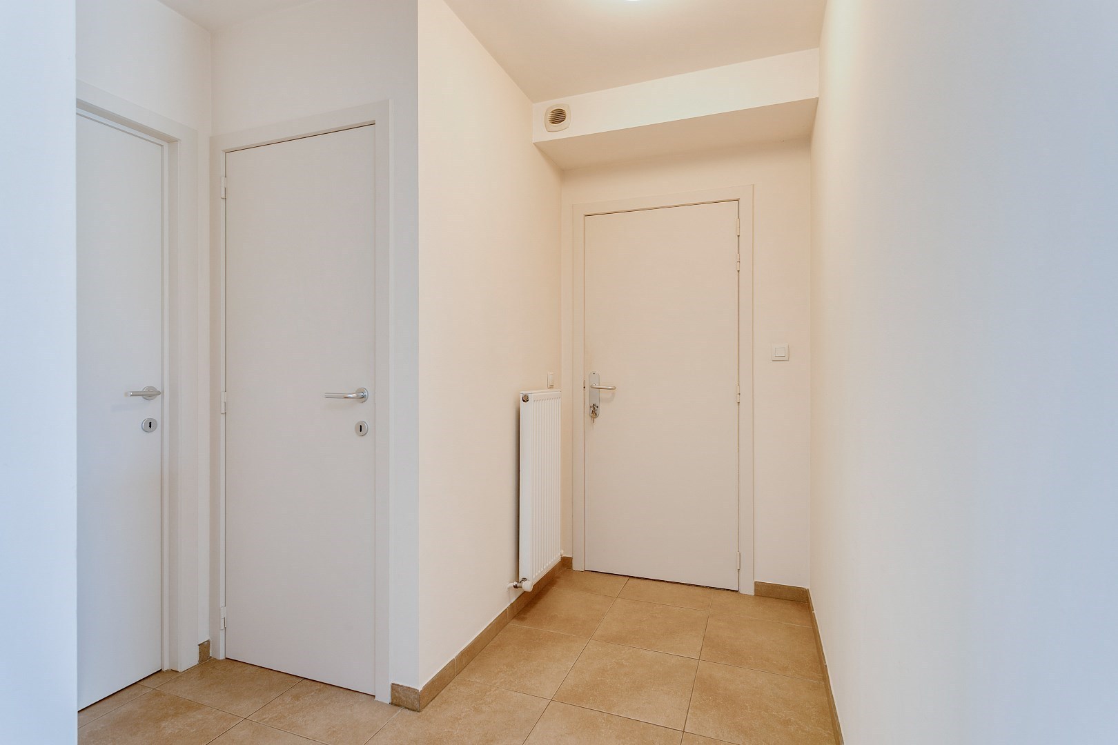 Modern, gelijkvloers appartement met 2 slpk, ondergrondse parking en tuin. 
