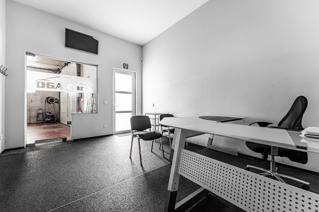 Commercieel gelegen woning met magazijn en parking 