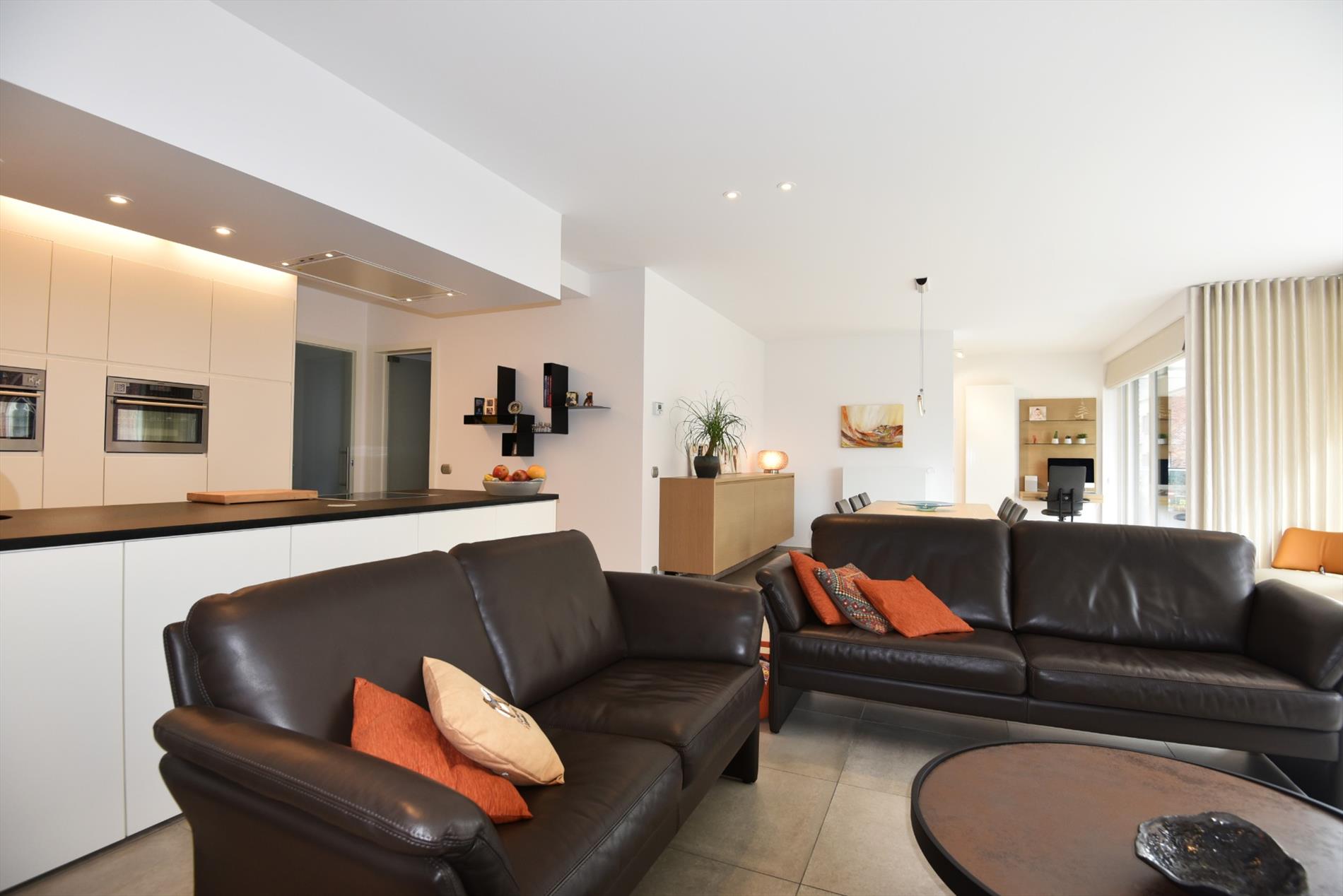 Recent en stijlvol app. met 2 slpks, kelders &amp; terras te Heist 