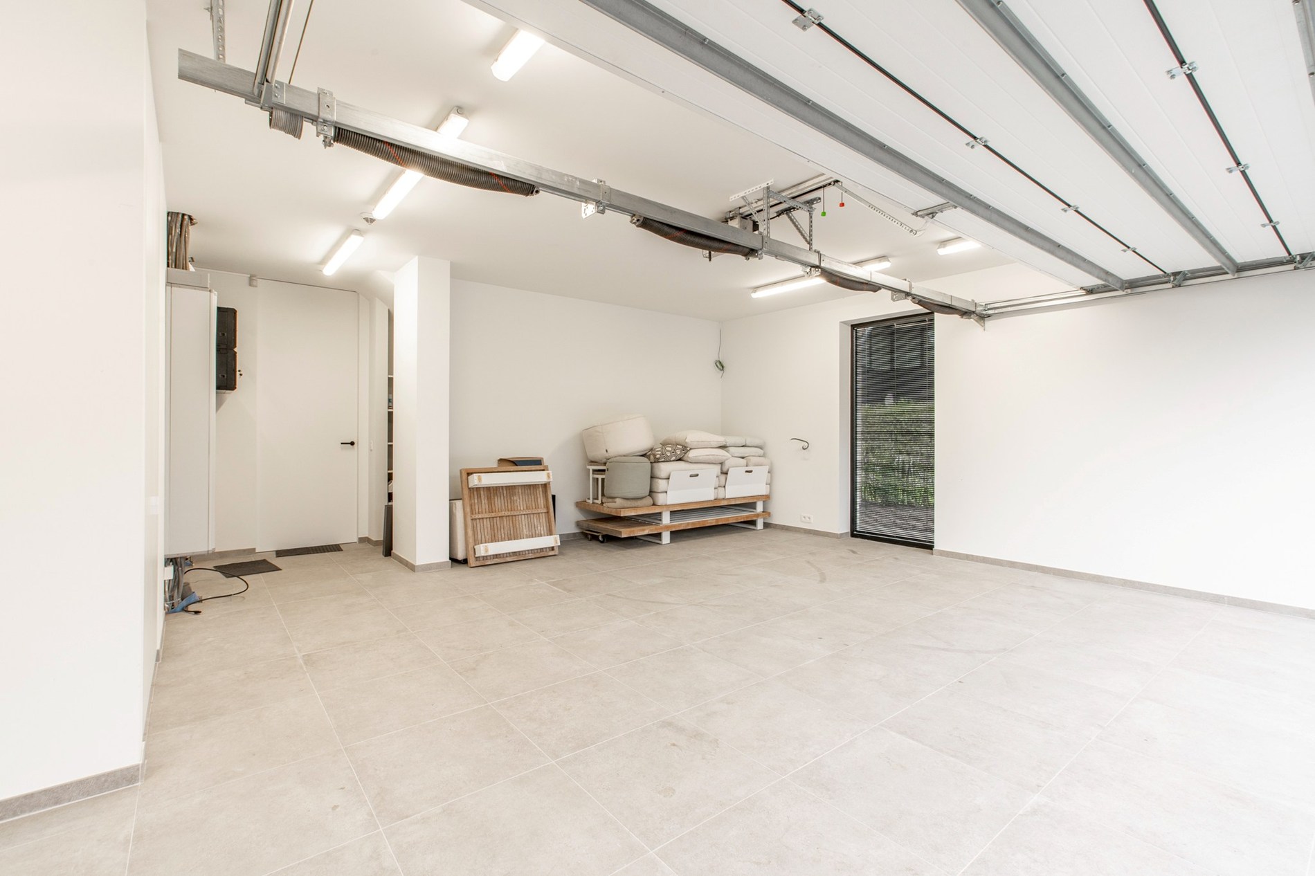 À LOUER : Villa de construction récente et élégante de 2021 alliant confort contemporain et grands volumes de vie, située dans un emplacement exceptionnel à proximité du centre de Knokke-Heist. 