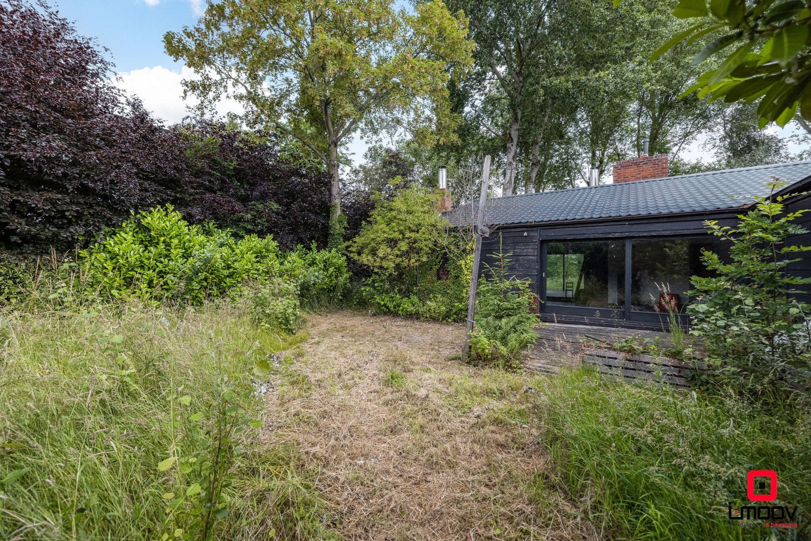 Seventies bungalowvilla met renovatiepotentieel op unieke ligging aan natuurgebied 