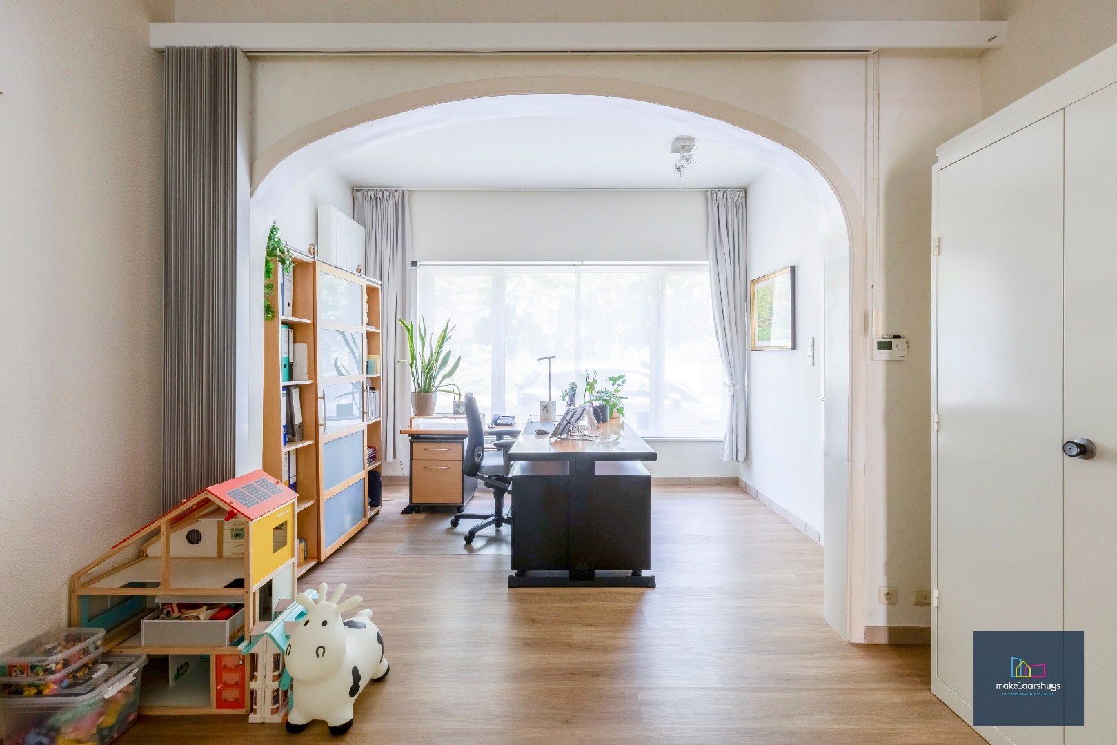 VERKOCHT ! Instapklare energiezuinige handelswoning met tuin en garage 