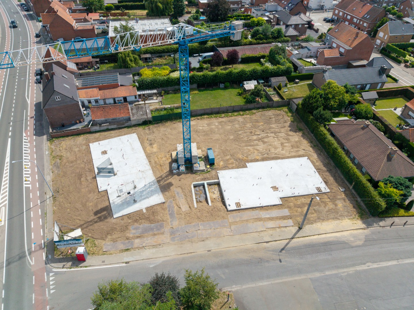 Halfopen nieuwbouwwoning met carport en tuin op 416m² 