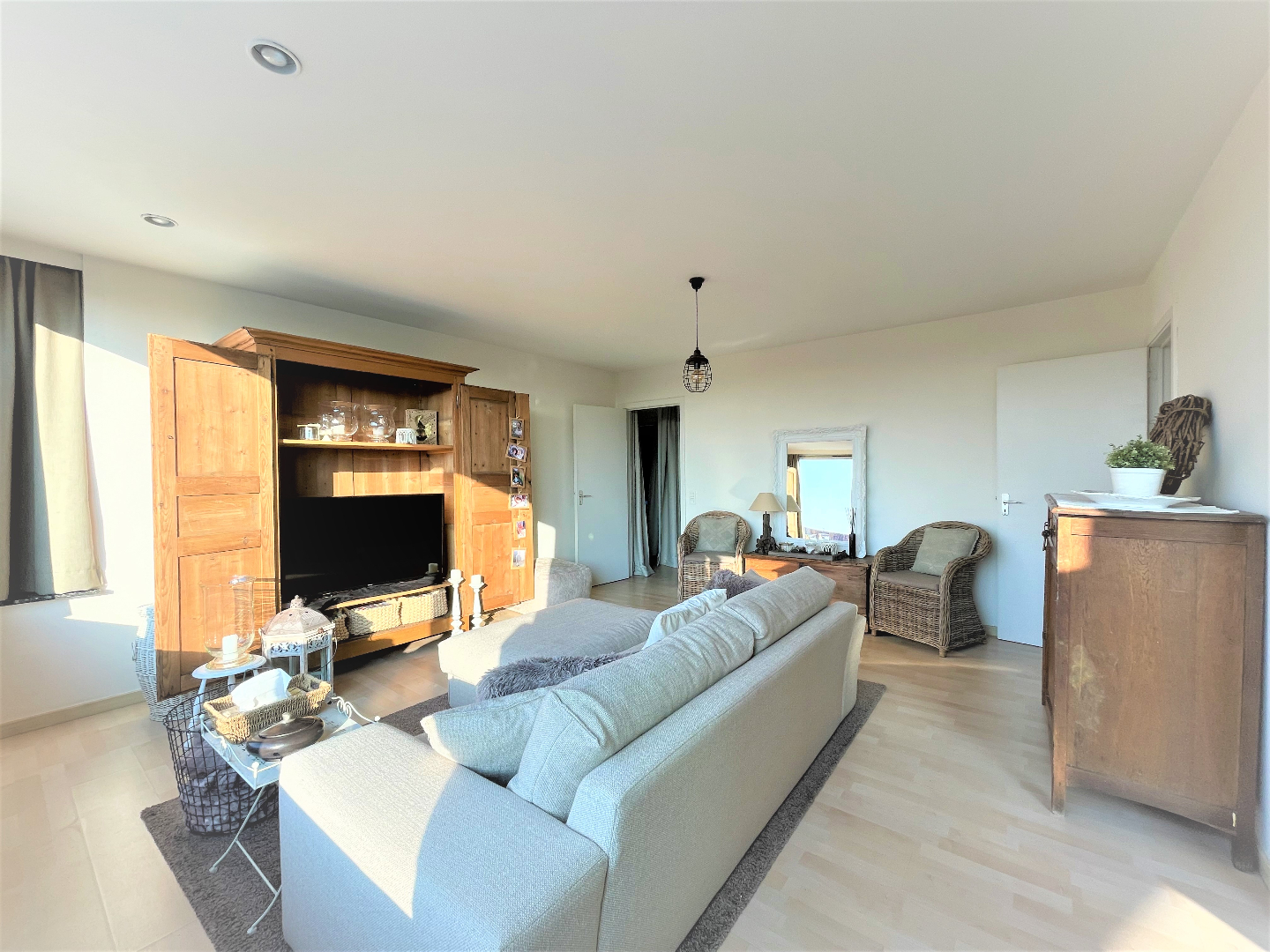 Ruim lichtrijk appartement met 2 slaapkamers en losstaande garage 