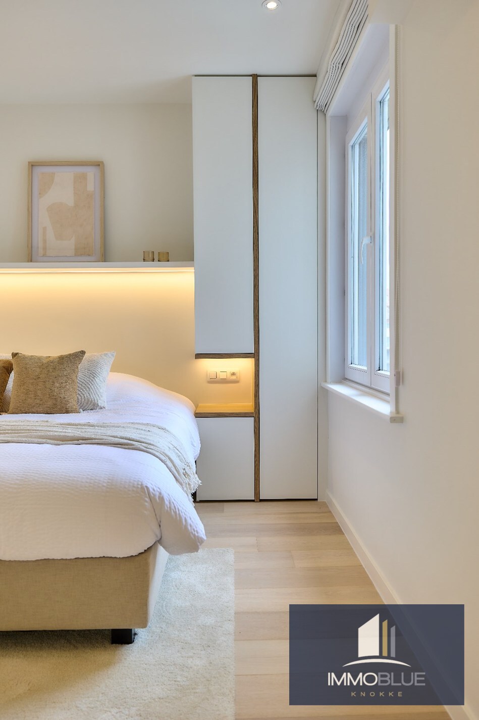 Appartement spacieux, entièrement rénové, avec quatre chambres et vue latérale sur la mer, situé à proximité de la Place Van Bunnen. 