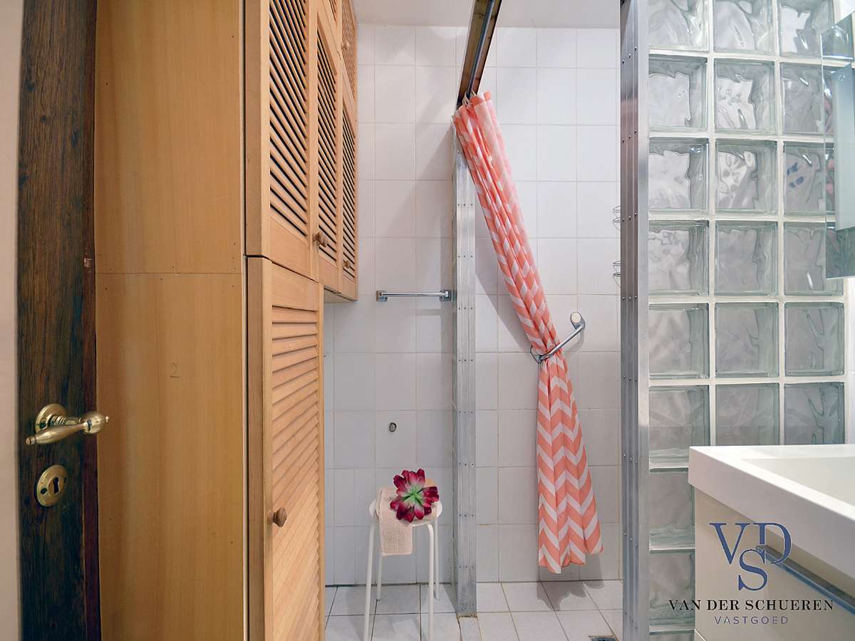 Praktische Half-Open Bungalow met afzonderlijke garage. 