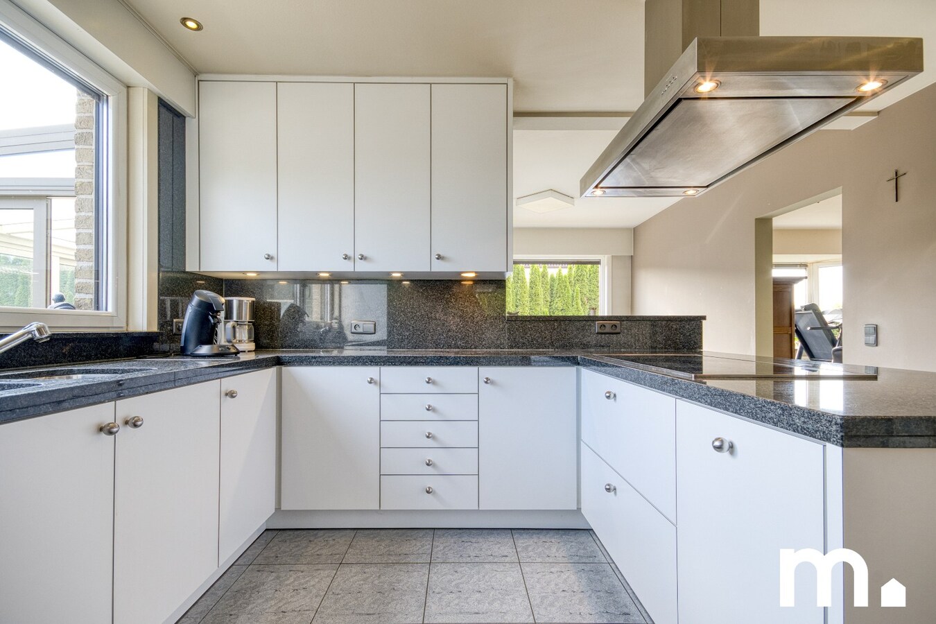 Unieke Villa te Roeselare op 1941m² en 381m² bewoonbare oppervlakte! 