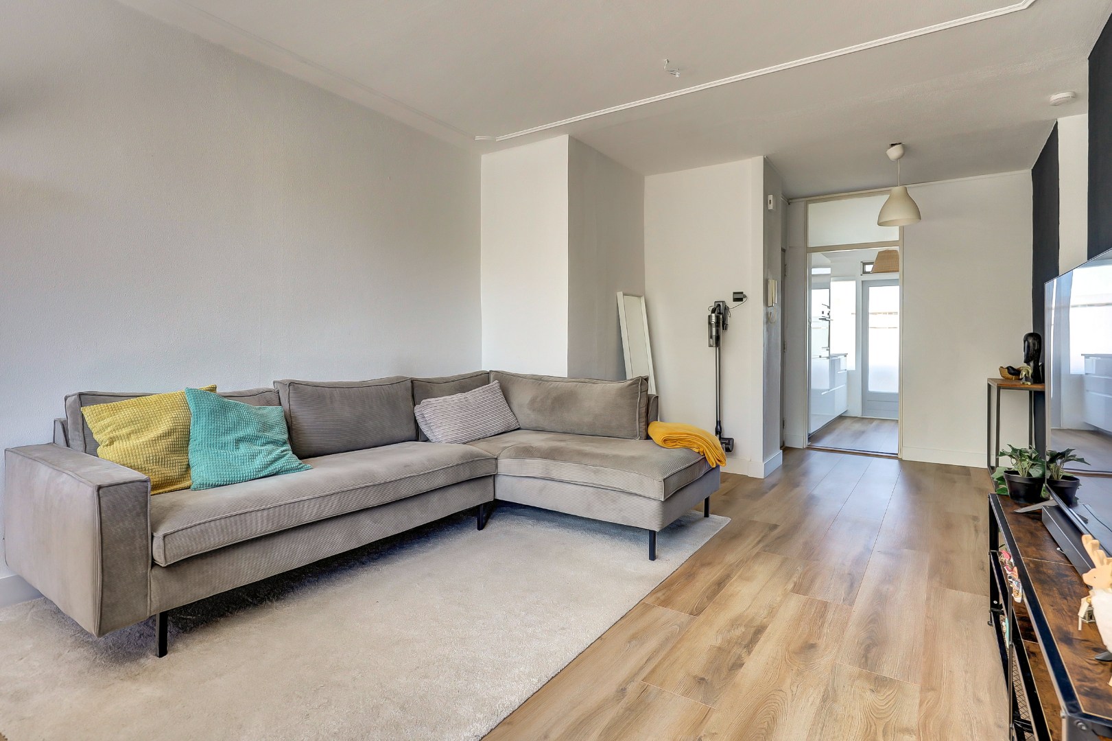 Goed onderhouden en instapklaar 4-kamer hoek-appartement op de 4e verdieping met moderne keuken en badkamer, 3 balkons en gelegen op eigen grond. 