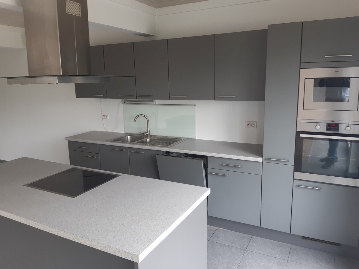 Degelijk appartement (1° verdieping). 