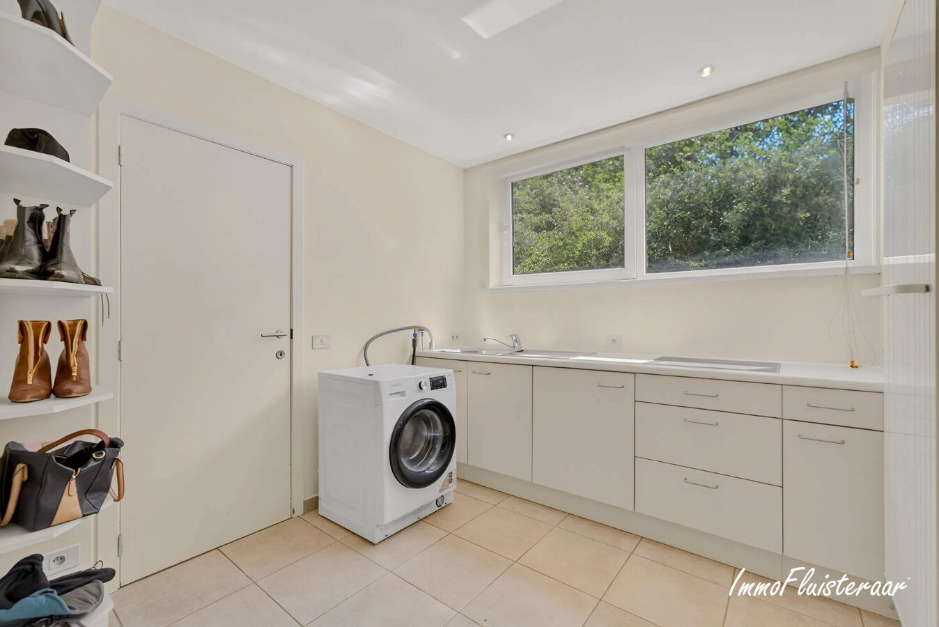 Unieke hippische accommodatie met 5 appartementen/studio’s op ruim 2,5 ha te Amougies (Henegouwen) 