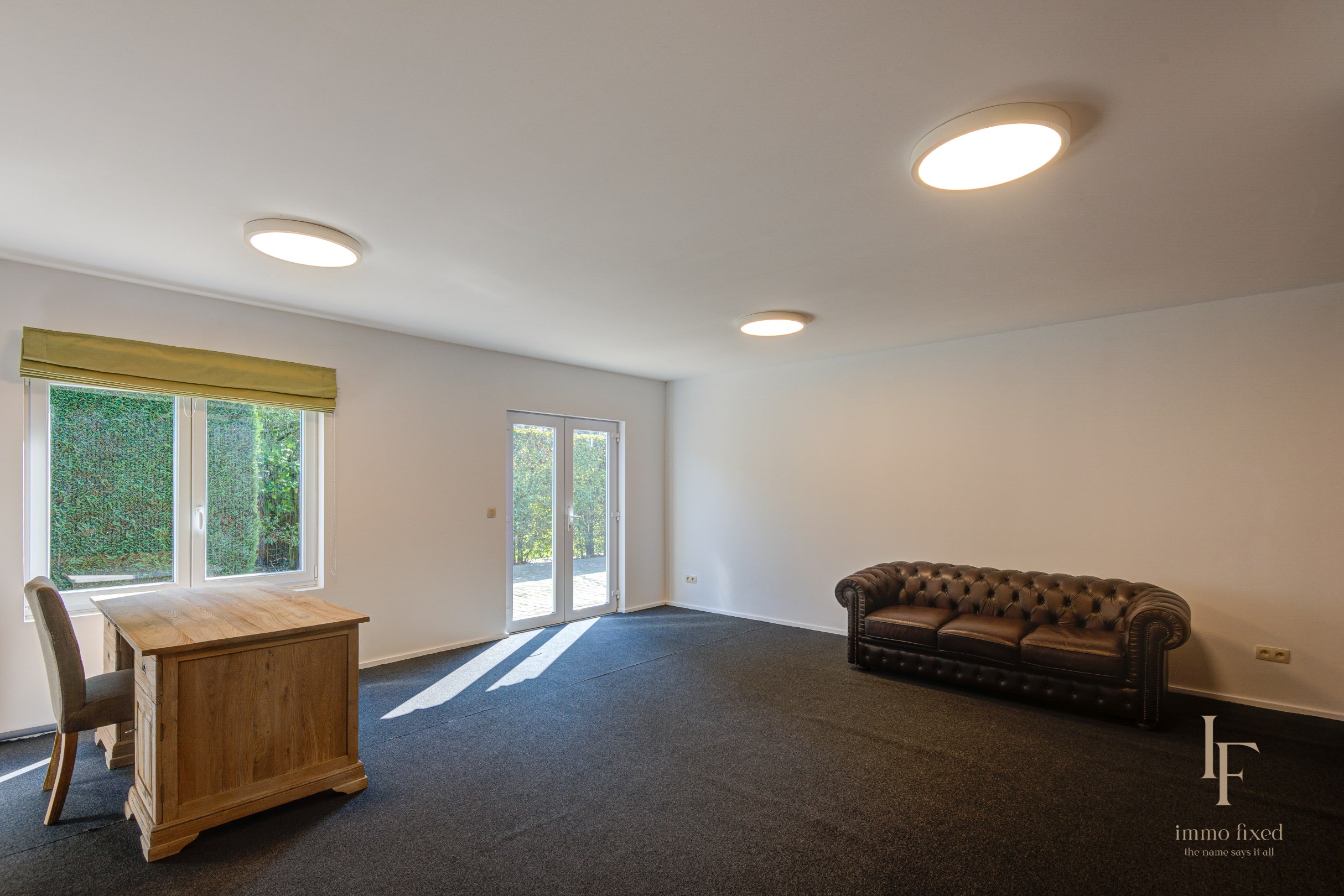 Villa met magazijn, garagebox en 12+ parkeerplaatsen te Kontich! 