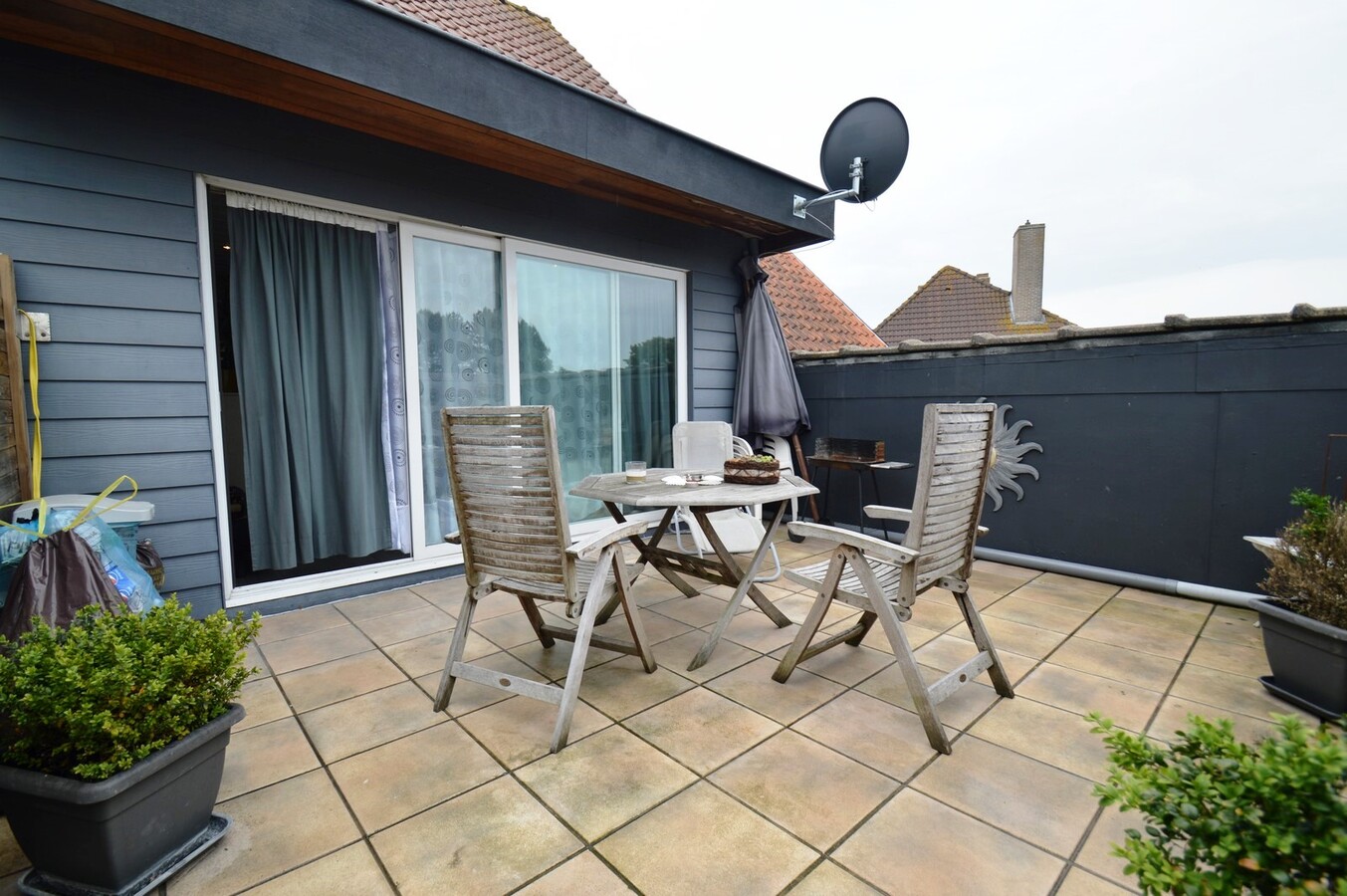 Mooie woning met hangar en ingericht appartement - Duinbergen 