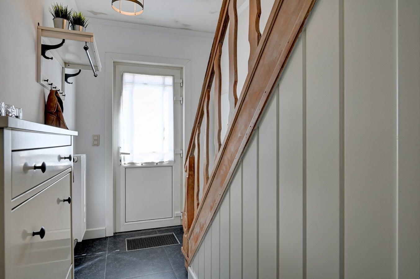 Grondig gerenoveerde woning met tuin, terras en 3 slaapkamers in Nieuwerkerken. 