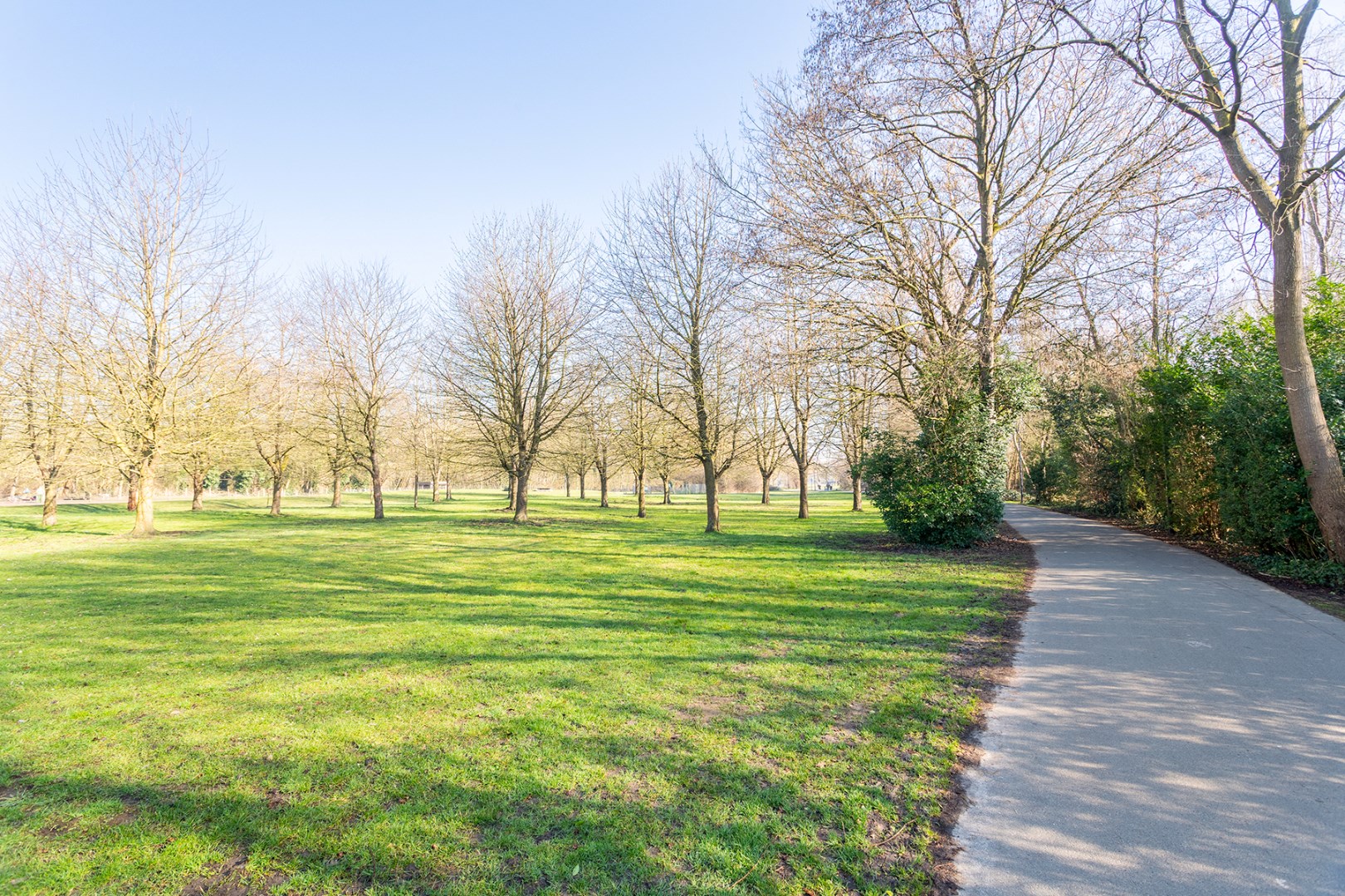 Mooie en ruime Interbellum woning met 4 slaapkamers vlakbij het Rozebroekenpark 
