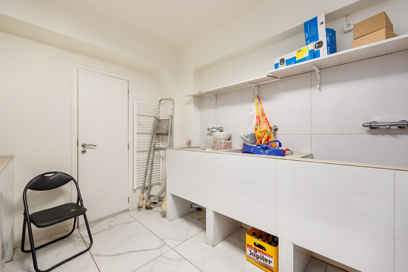 Vergunde opbrengsteigendom met 3 appartementen én handelsruimte! 