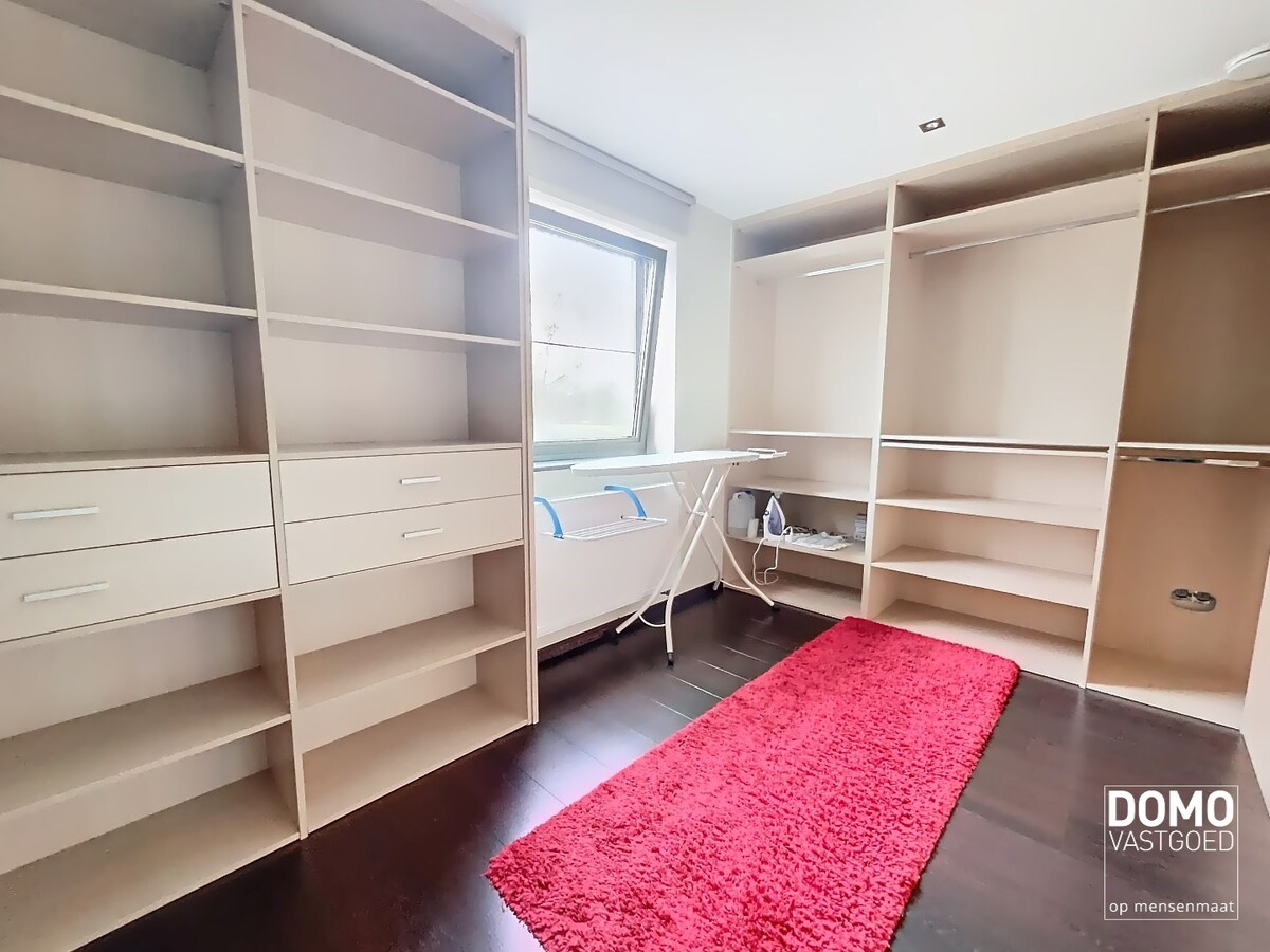 MODERNE OPEN BEBOUWING MET TUIN, INPANDIGE GARAGE EN 2 SLAAPKAMERS TE STOKROOIE 