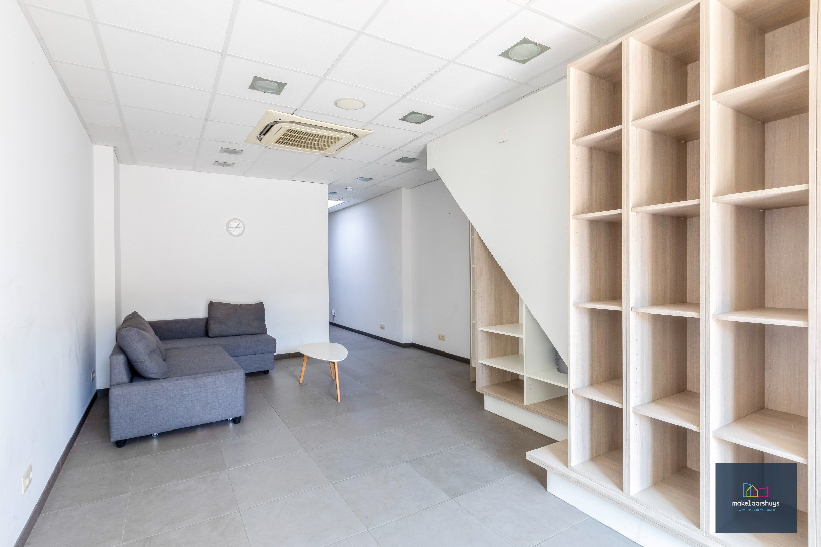 Eigendom met handelsgelijkvloers en duplexappartement 