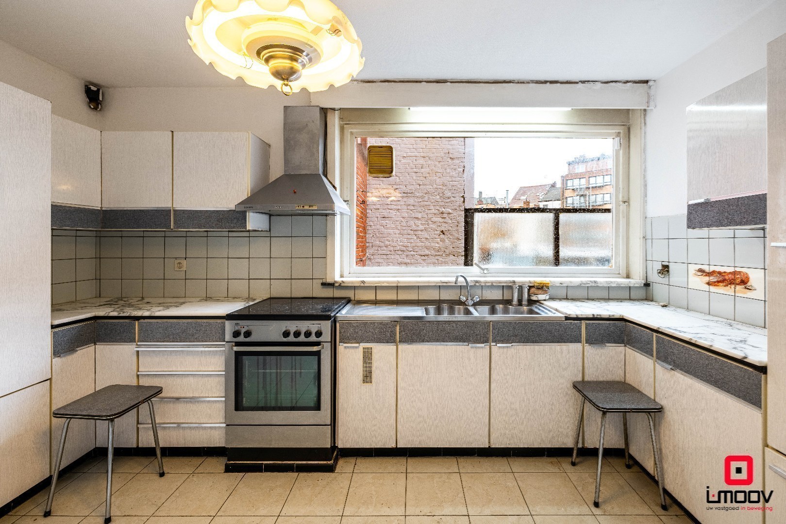 Ruime te renoveren stadswoning met garage en vier slaapkamers in de stationswijk 