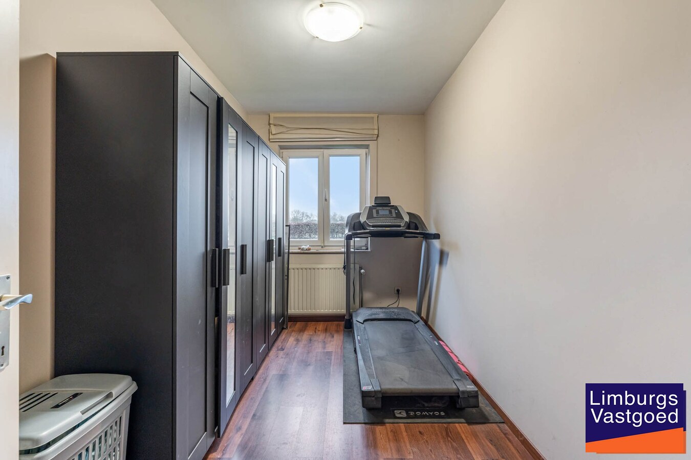 Landelijk gebouwencomplex voor paardenhouderij, op ong. 3ha 50a met stallen, weides/paddock, binnen-en buitenpiste, en woning. 