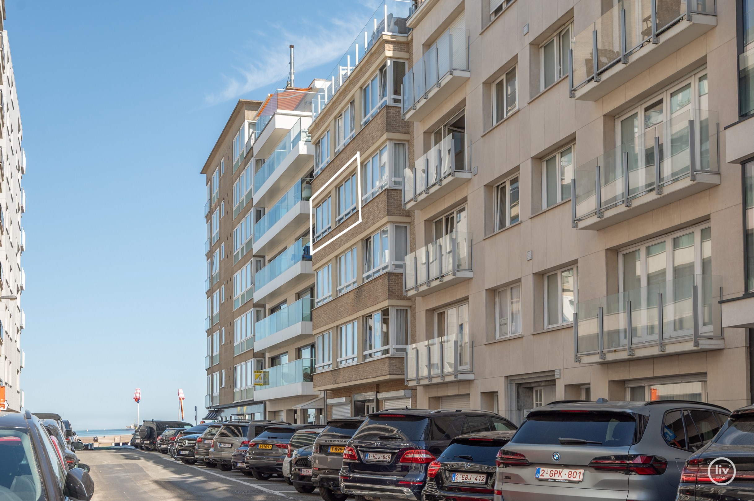 Uniek appartement ontworpen door architect Glenn Sestig met zijdelings zeezicht aan het Driehoeksplein 