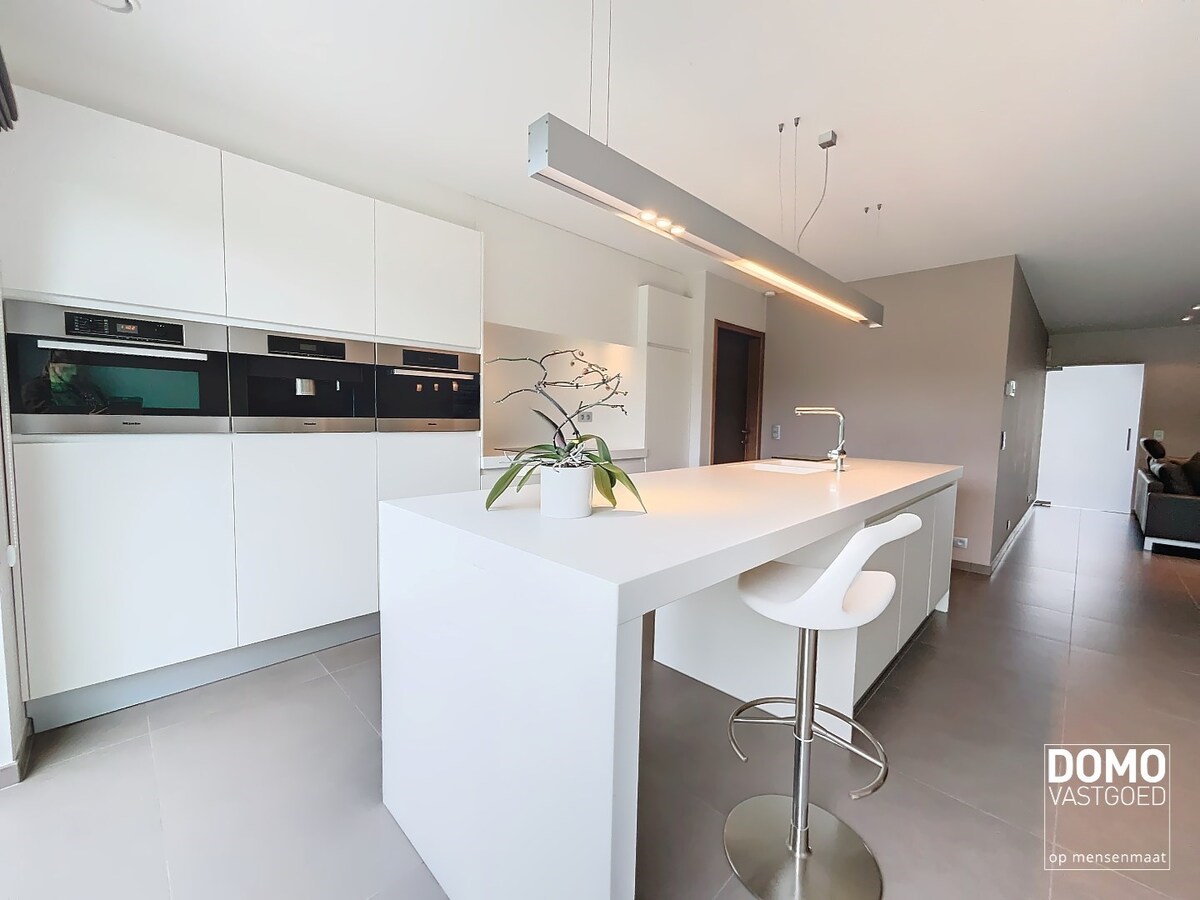 MODERNE OPEN BEBOUWING MET TUIN, INPANDIGE GARAGE EN 2 SLAAPKAMERS TE STOKROOIE 