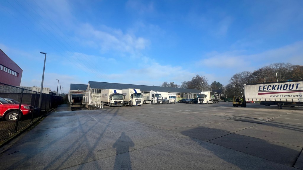 Bedrijfsgebouw te huur op zichtlocatie langs Brusselsesteenweg in Merelbeke-Melle