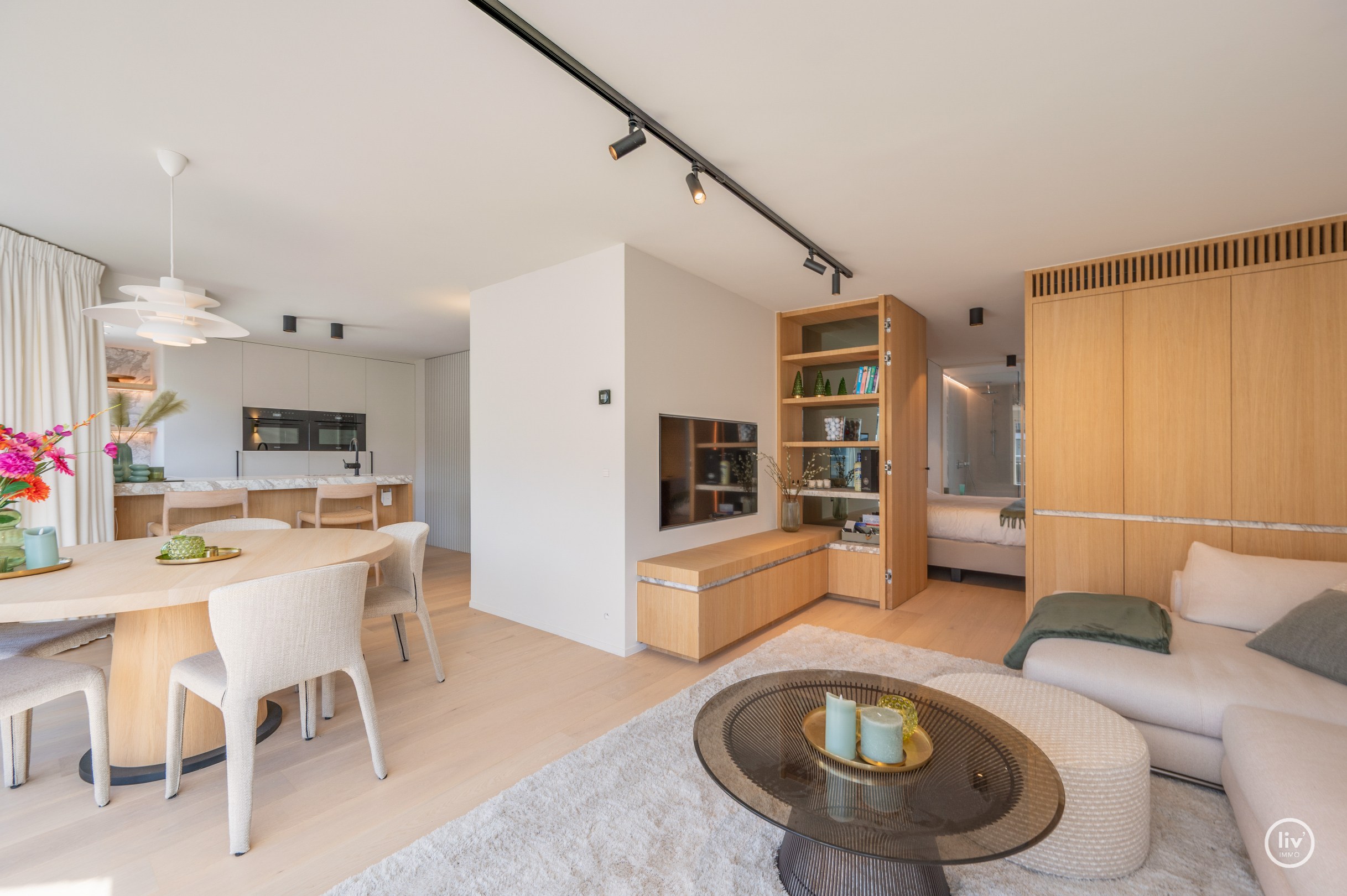 Parchtig afgewerkte penthouse met magnifieke terrassen van +/-40m2 en 3 ruime slaapkamers te Leopoldlaan gelegen. 