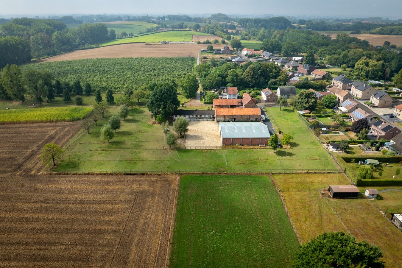 Ruime woning met buitenpiste en kleine binnenpiste op ca. 1,03ha te Hoeselt 