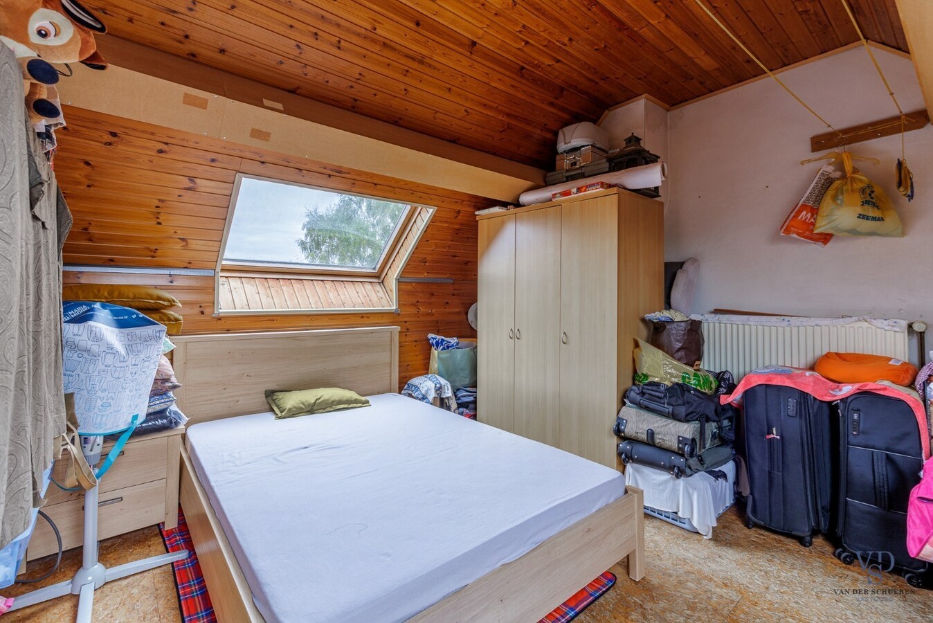 Woning met tuin én 2 staanplaatsen én car-port. 