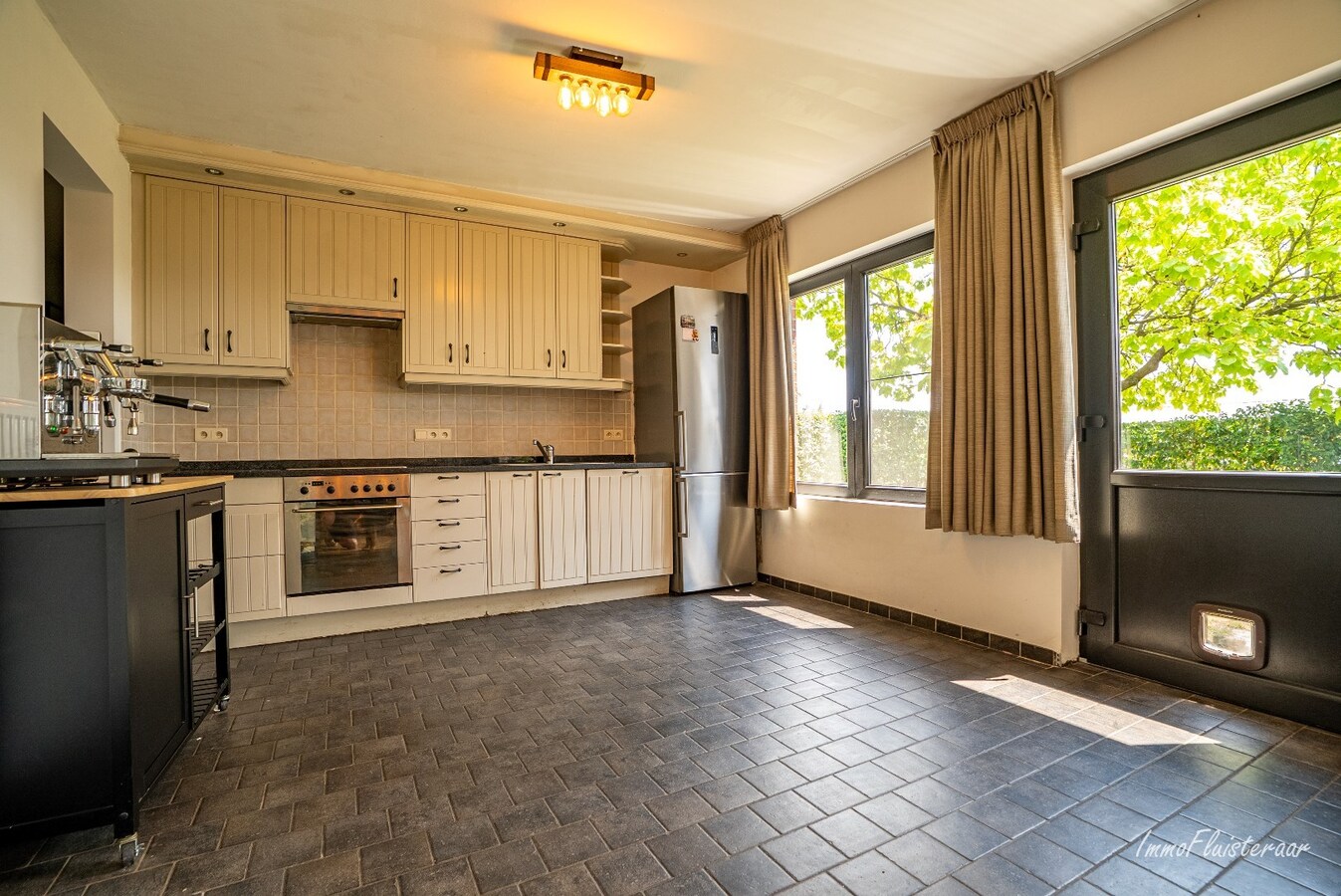 Hippisch complex op ca. 1,9 ha te Rijkevorsel Vergunning voor binnenpiste (60m x 30m) aanwezig! 