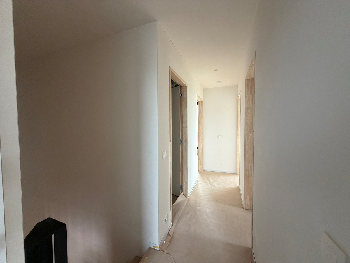Ruime nieuwbouwwoning met terras en tuin. 