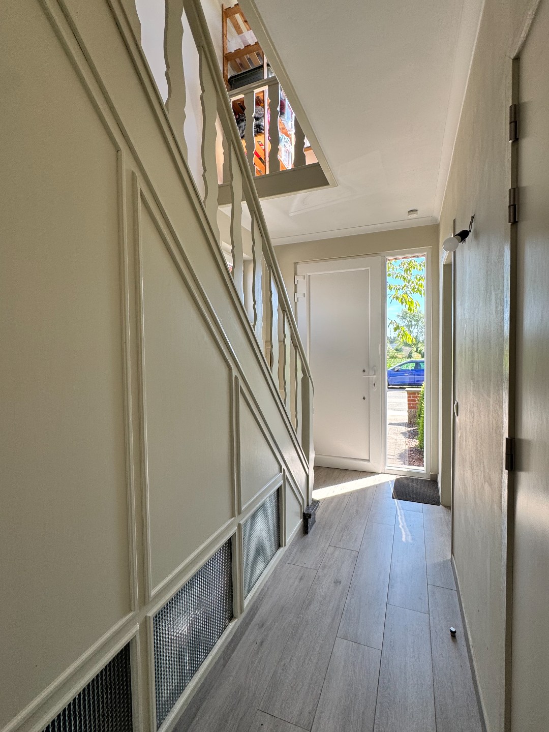 Gerenoveerde halfopen woning met 3 slaapkamers, tuin en carport 