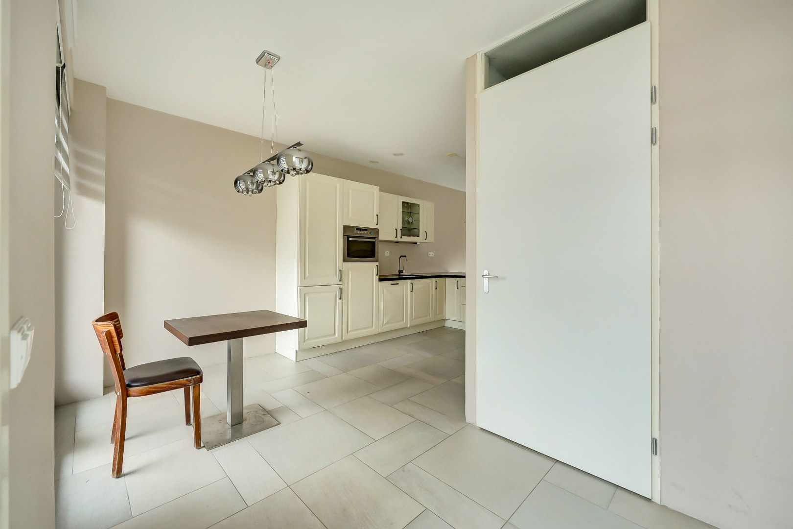 In de jonge woonwijk Nesselande in deelplan Haag en Park gelegen 5 kamer tussenwoning met houten berging en parkeerplaats op 131 m² eigen grond. 