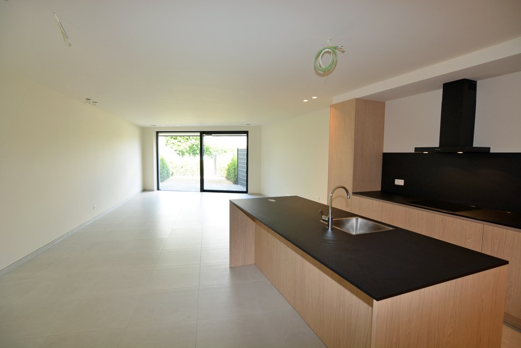 Gelijkvloers nieuwbouwappartement 124 m² met 2 slpk, tuintje en 2 autostandplaatsen. 