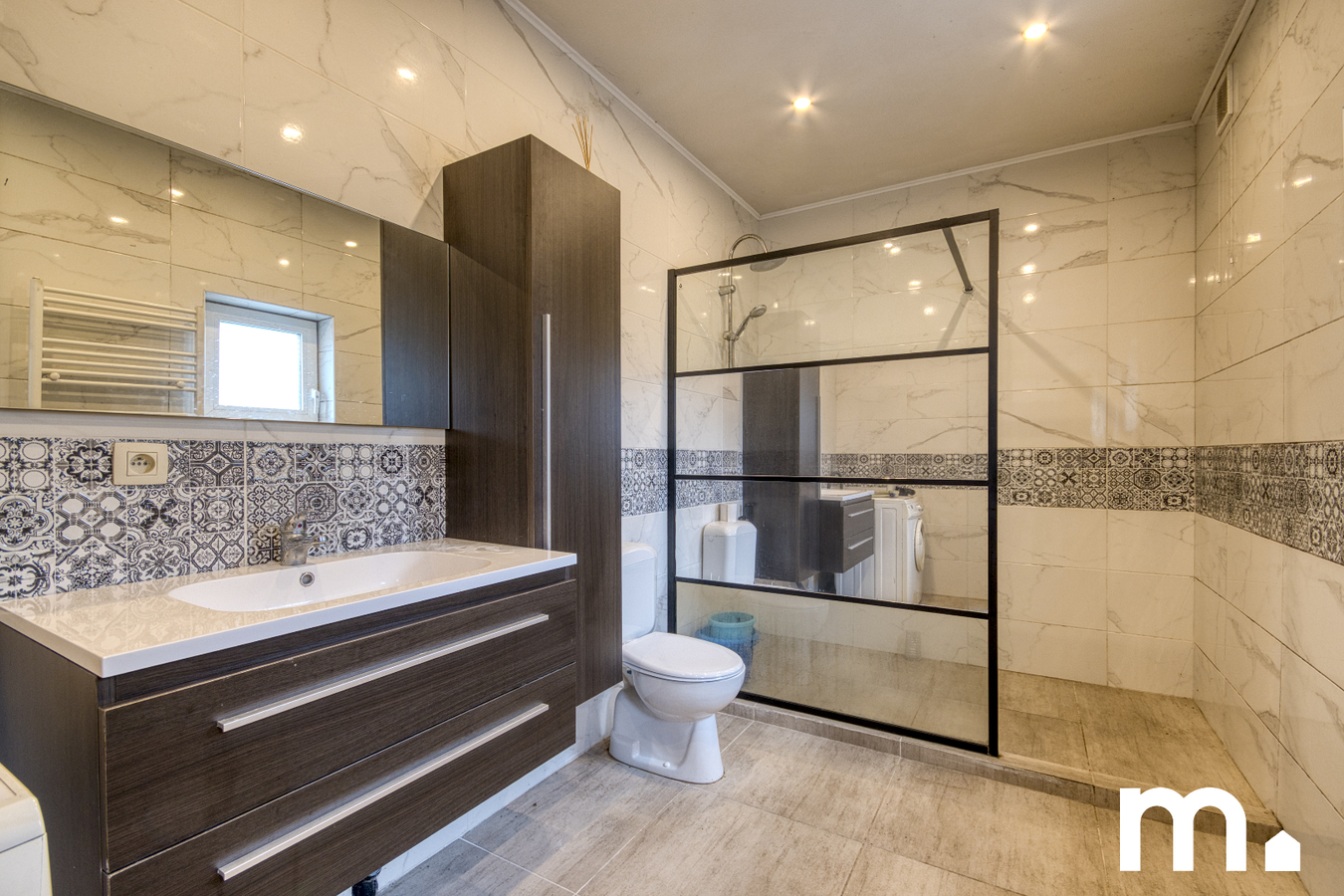 Centraal gelegen woning met ruime garage/opslagplaats te Izegem ! 