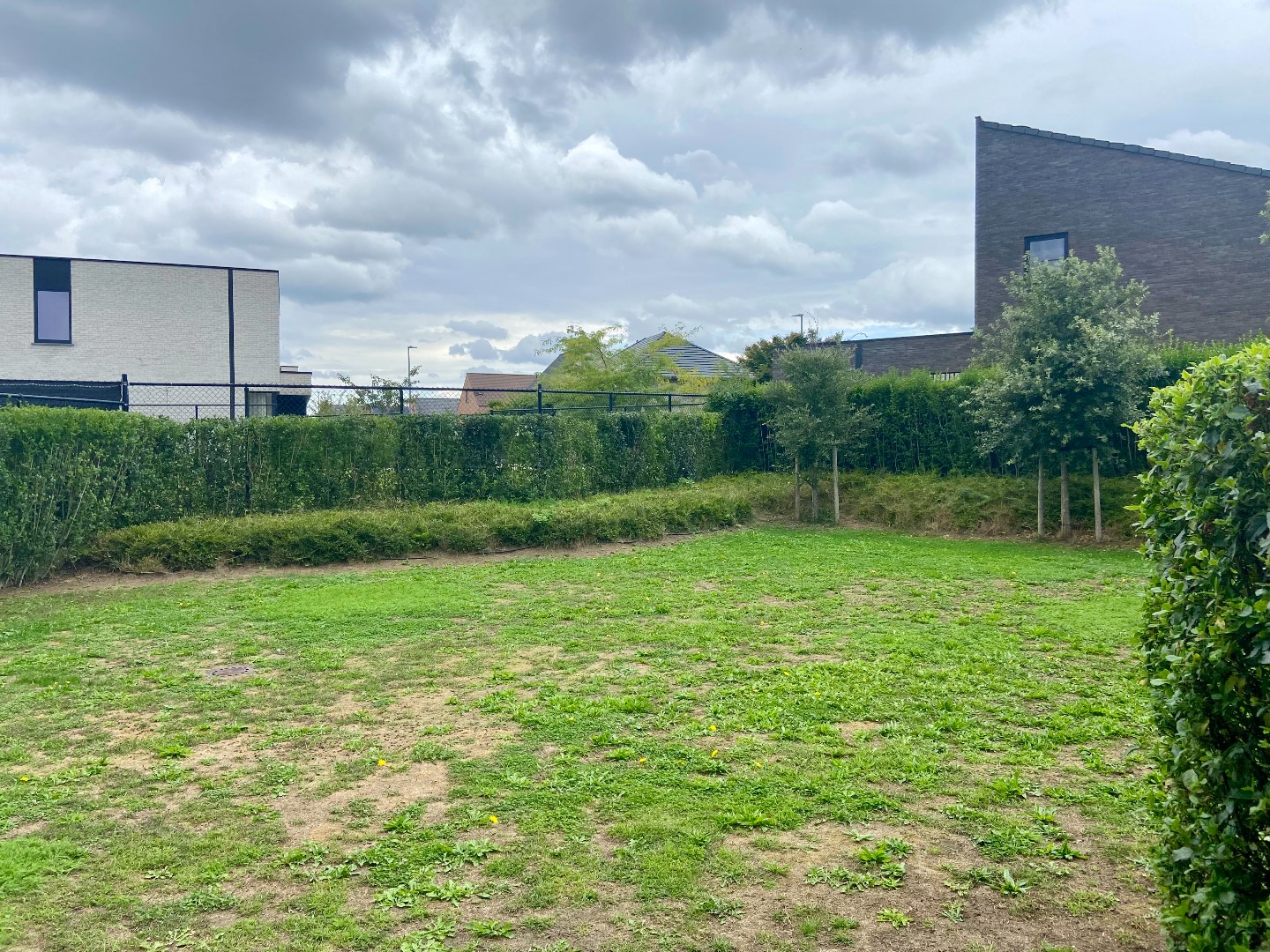 Ruime en recente halfopen bebouwing met 3 slaapkamers, carport en ruime tuin 