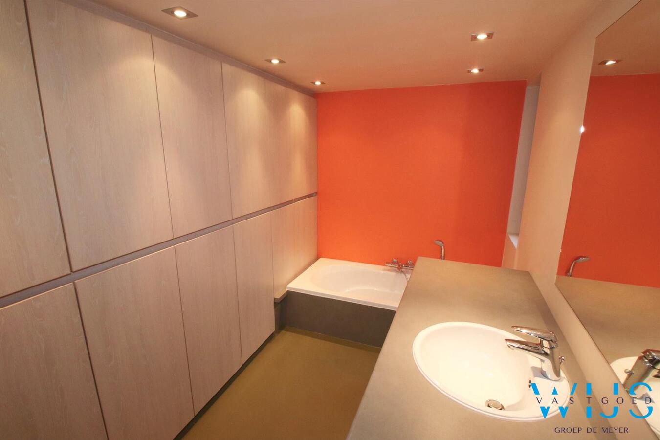 Woning met 2 entiteiten (MOGELIJKHEDEN) en garage in centrum ASSENEDE! 