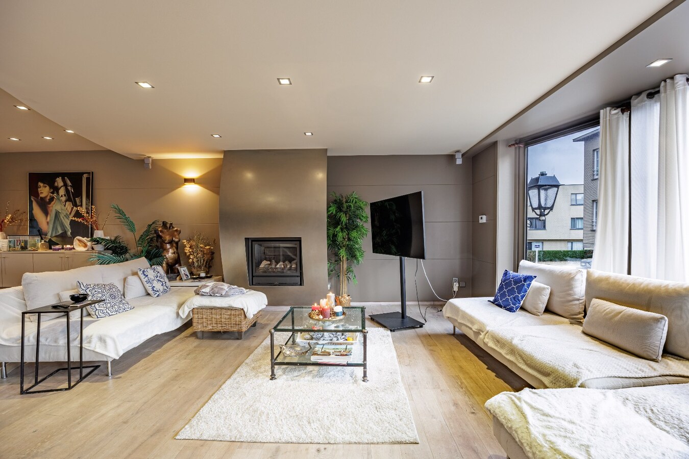 Ruime en veelzijdige bel-étagewoning met 5 slaapkamers, zuidgerichte terrassen en studio/praktijkruimte nabij de zeedijk. 