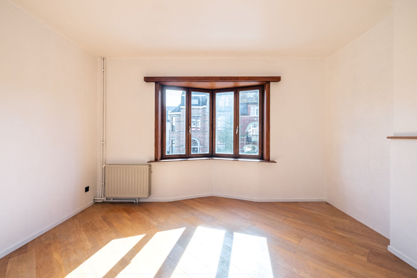 Renovatiepand met 6 slaapkamers, garage en grote zonnige tuin 