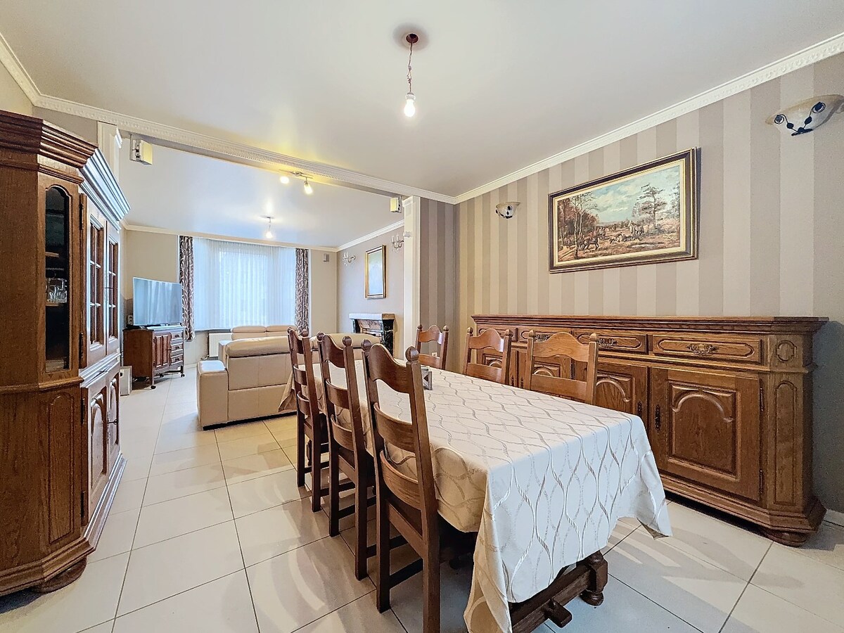 Statige woning met garage en ruime tuin te centrum Zottegem 