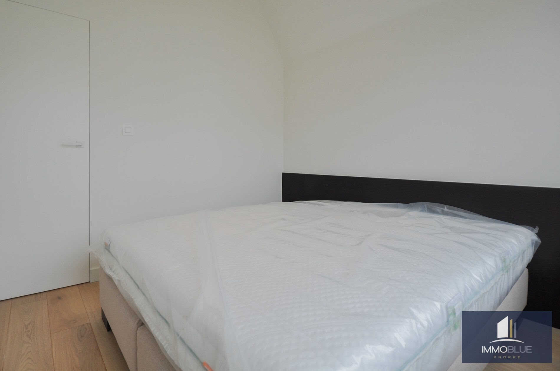 Appartement entièrement rénové avec de grandes terrasses ensoleillées. 