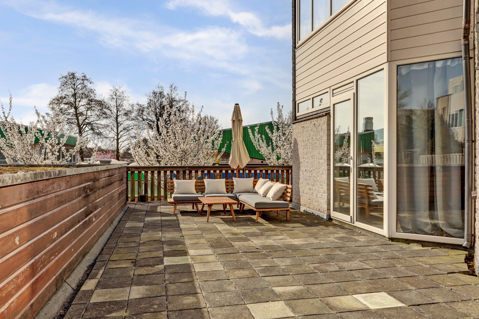 Ruime 4- (voorheen 5) kamer woning op 1e etage met riant terras van 45 m² en een berging en overdekte parkeerplaats op begane grond. 