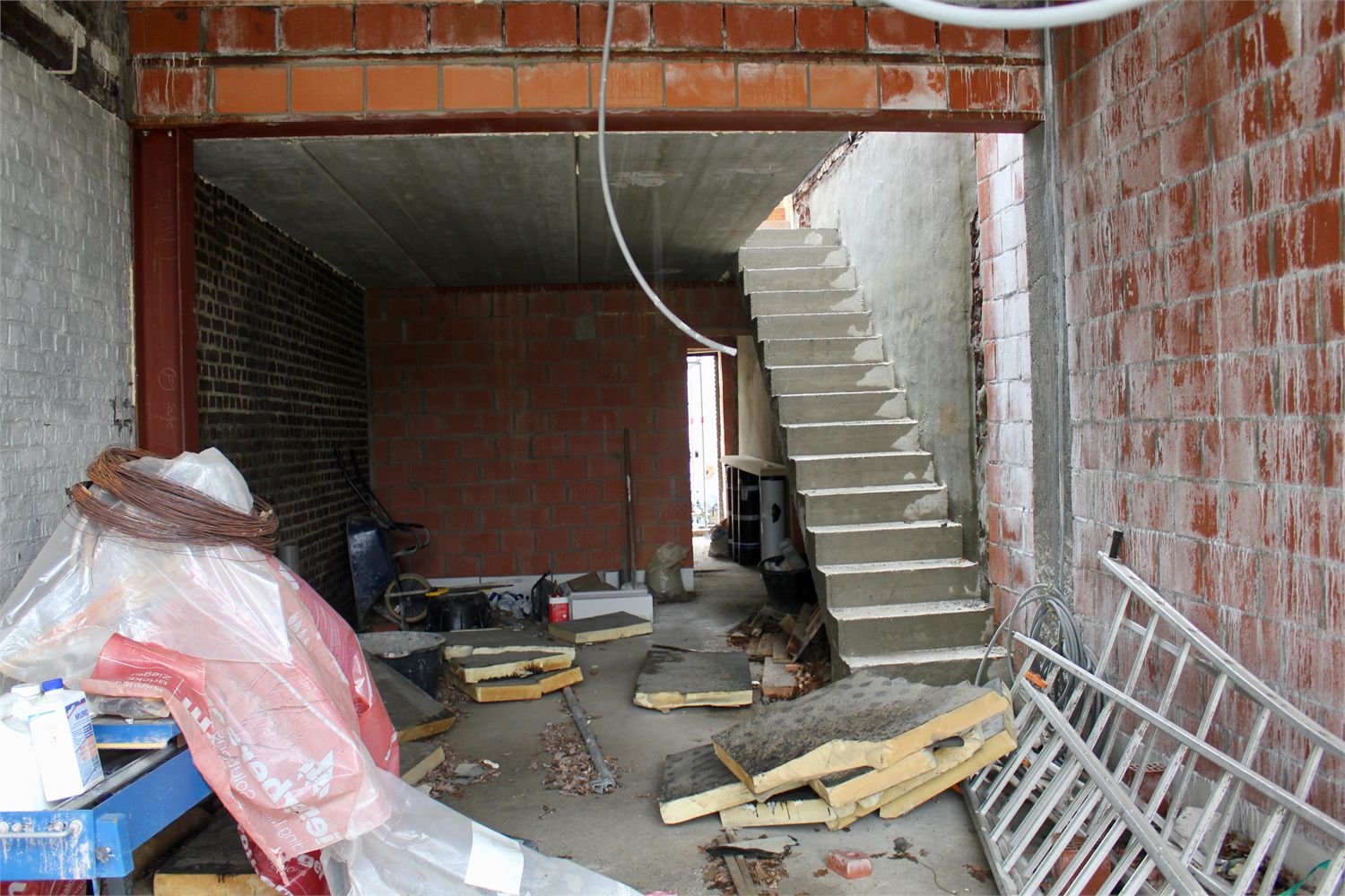 Af te werken woning op perfecte ligging 