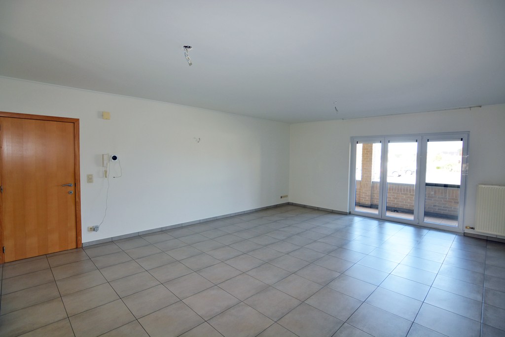 Gelijkvloers appartement (121 m²) met 2 slpks, overdekt terras, garage en kelderberging. 
