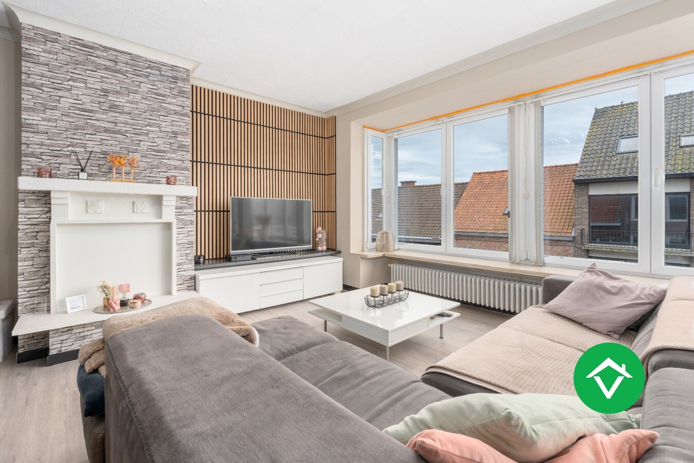 Veelzijdig handelspand met woonst en twee verhuurde appartementen in centrum Aartrijke 